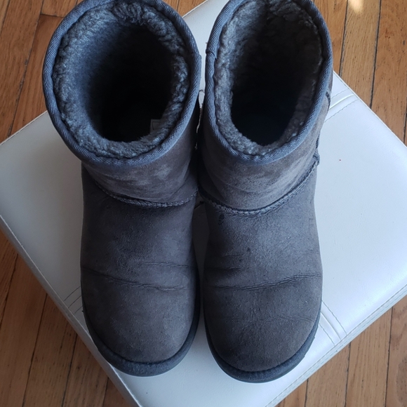 Women Classic Short Uggs - Picture 6 of 6